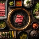 Top |焼肉の牛太本陣深江店 焼肉の牛太米田店焼き肉セットと副菜の俯瞰構図