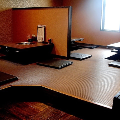 広々とした掘りごたつ空間でくつろぎのひとときを 広々とした掘りごたつ空間でくつろぎのひとときを