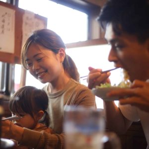 焼肉店で食事をする親子